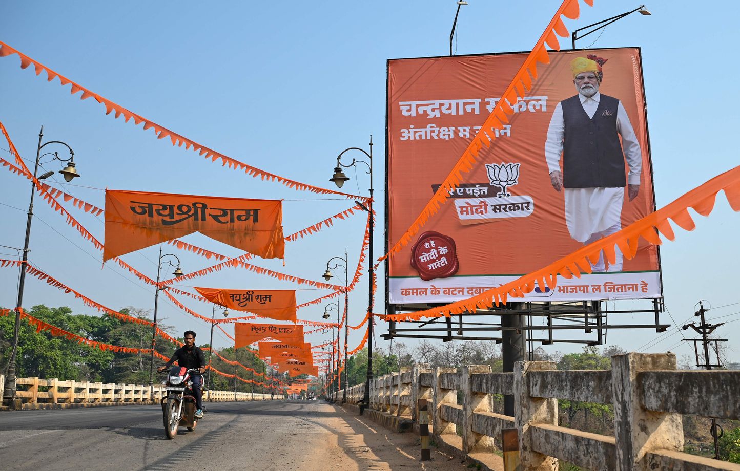 Pourquoi le nationaliste Modi est l’immense favori des élections 1444x920 des affiches du campagne aux couleurs du bjp de narendra modi